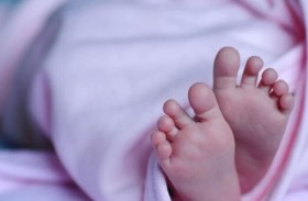 تترك رضيعتها تموت داخل مقبرة