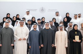 خالد بن محمد بن زايد يكرم الفائزين بجائزة أبوظبي للأداء الحكومي المتميز