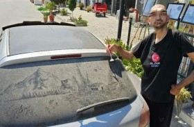 يتحدى الإعاقة الحسية بلوحات خاصة 