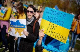 ملابس تحمل رسائل وطنية تجتاح متاجر أوكرانيا