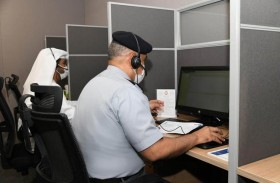 مدير عام شرطة أبوظبي يستقبل مكالمات الجمهور بخدمة (عونك)