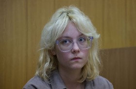 إطلاق سراح مغنية روسية سُجنت لمناهضتها الحرب 