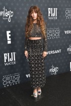 الممثلة الأمريكية سارة شاهي لدى حضورها حفل توزيع جوائز اختيار النقاد السنوي الـ31 في باركر هانغار، كاليفورنيا. ا ف ب 