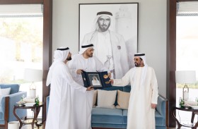 طحنون بن محمد يتسلم نسخة من كتاب «صاحب السمو الشيخ محمد بن زايد آل نهيان.. إضاءات في مسيرة رجل الإنسانية»