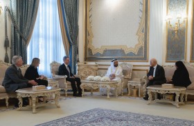 حاكم الشارقة يستقبل وفداً من جامعة كوينزلاند الأسترالية