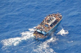 مطالبة اليونان بانتشال جثث المفقودين في كارثة قارب المهاجرين 