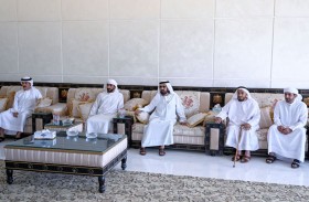 محمد بن راشد يقدم واجب العزاء في وفاة زوجة سعيد بن عمهي المنصوري