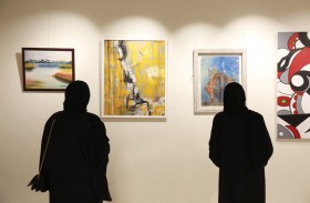 نادي سيدات الشارقة يفتتح معرض جائزة نون للفنون بنسخته الخامسة