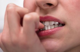 قضم الأظافر.. حالة نفسية أم وسواس قهري؟