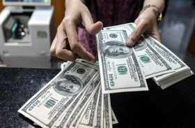 الدولار يهبط مقابل الين ويحوم قرب أدنى مستوى في عامين ونصف أمام الإسترليني 