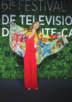 الممثلة البريطانية-الأمريكية جين سيمور خلال جلسة تصوير في إطار مهرجان مونت كارلو التلفزيوني -ا ف ب