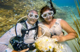 زوجان يعقدان قرانهما وسط البحر