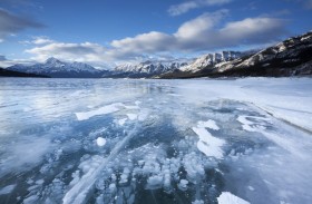 في بحيرة جليدية.. كاميرا توثق نهاية مأساوية لرجل