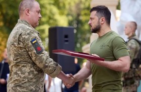 بضغط من أمريكا.. زيلينسكي يتراجع عن إقالة قائد الجيش