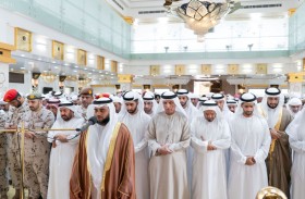 سعود بن صقر يؤدي صلاة الجنازة على جثمان شهيد الوطن علي صالح الطنيجي