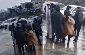 درع بشري من الشرطة ينقذ أمّاً وطفلها وسط عاصفة عنيفة