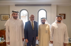 علي النعيمي يلتقي السفير الأسترالي لدى الدولة