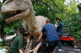 جثة داخل تمثال ديناصور