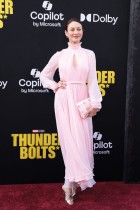 الممثلة الأوكرانية الفرنسية أولغا كوريلينكو لدى حضورها العرض الأول لفيلم  Thunderbolts  في هوليوود، كاليفورنيا. (ا ف ب)