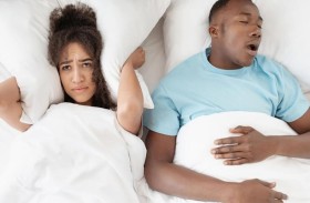 النوم في غرف منفصلة بسبب الشخير.. مشكلة أم علاج؟