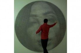 فنان عراقي يرسم أكبر لوحة من الخيوط والمسامير في العالم لإيصال صوت مرضى البهاق