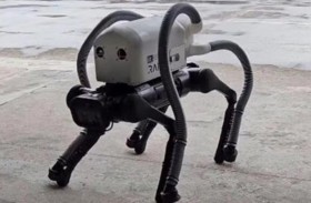 روبوت على شكل كلب يجمع السجائر والنفايات