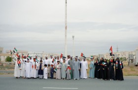 «الطاقة والبنية التحتية» بالتعاون مع «شباب رأس الخيمة» توزّع الأعلام في بطين السمر