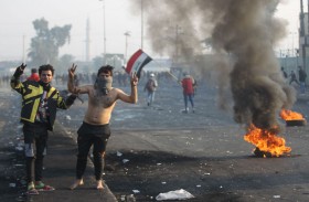 مواجهات بين المتظاهرين وقوات الأمن في بغداد والسلطة في حالة شلل 