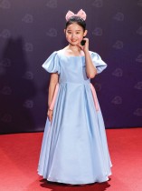 الممثلة الطفلة التايوانية نينا يي لدى حضورها حفل توزيع جوائز الحصان الذهبي السينمائي الثاني والستين في تايبيه. ا ف ب