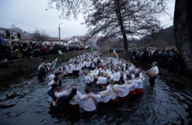 في تحد لقيود كورونا.. بلغار يرقصون  في مياه باردة