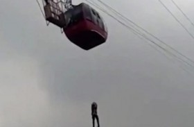 تجربة الرعب.. السياح يعلقون في الهواء