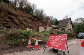 عائلة تنجو بأعجوبة بعد انهيار أرضي 