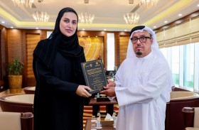 ضاحي خلفان يتسلم رسالة ماجستير حول المواجهة  الأمنية والتشريعية للمخدرات الرقمية