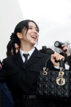 المغنية والممثلة الكورية الجنوبية جيسو خلال حضورها عرض إبداعات كريستيان ديور ضمن أسبوع الموضة في باريس. أ ف ب