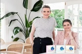 أختان تديران عملاً تجارياً ناجحاً أثناء علاجهما من السرطان