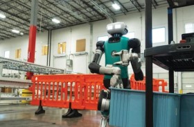 روبوت على شكل إنسان لنقل صناديق ملابس