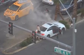 فيديو خطير.. إنقاذ سائق اندلعت النيران في سيارته
