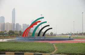 بلدية مدينة أبوظبي تزين نافورة الشراع على كورنيش أبوظبي بألوان شعار الهوية الإعلامية الإماراتية