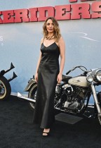 الممثلة البريطانية جودي كومر لدى حضورها العرض الأول لفيلم The Bike Riders في لوس أنجلوس. 