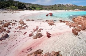 بسبب السياح.. الشاطئ الوردي الساحر بسردينيا في خطر