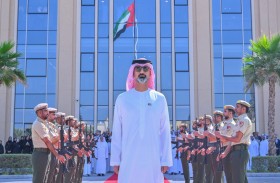 عمار بن حميد يرفع علَم الإمارات بمبنى الجهات الحكومية في عجمان