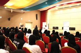 مجلس أولياء أمور الطلبة والطالبات في دبا الحصن يلتقي طالبات الثانوية العامة لرفع تحصيلهم الدراسي