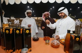 ليوا للتمور .. قرية العسل تدعم النحالين وتعرف الزوار بالمنتجات الوطنية