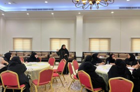 مجلس ضاحية مغيدر في الشارقة ينفذ ورشة فنية بالتعاون مع جمعية الإمارات لأصدقاء كبار السن ومراكز الفنون في مجال الرسم بالفحم