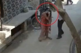 يضرب زوجة ابنه لرغبتها في مساعدة زوجها 