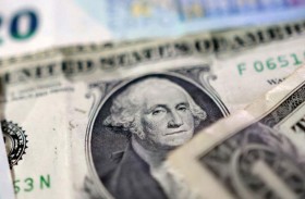 انخفاض الدولار بعد إقالة ليسا كوك من المركزي الأمريكي 