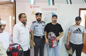 شرطة أبوظبي والهلال الأحمر توزعان «مقاعد الخير» لسلامة الأطفال بالمركبات