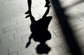 رجل يبيع ابنته مقابل 6 آلاف دولار