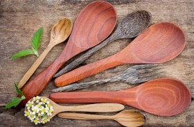 لماذا يجب أن نطهو الطعام بالملعقة الخشبية؟