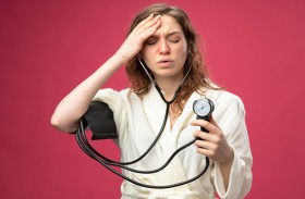 طبيبة تكشف أسباب ارتفاع ضغط الدم وتفاقمه